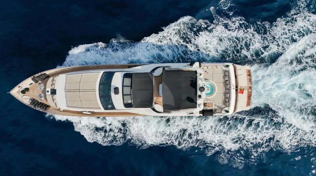 Pont de yacht privé préparé pour une hospitalité à Cannes