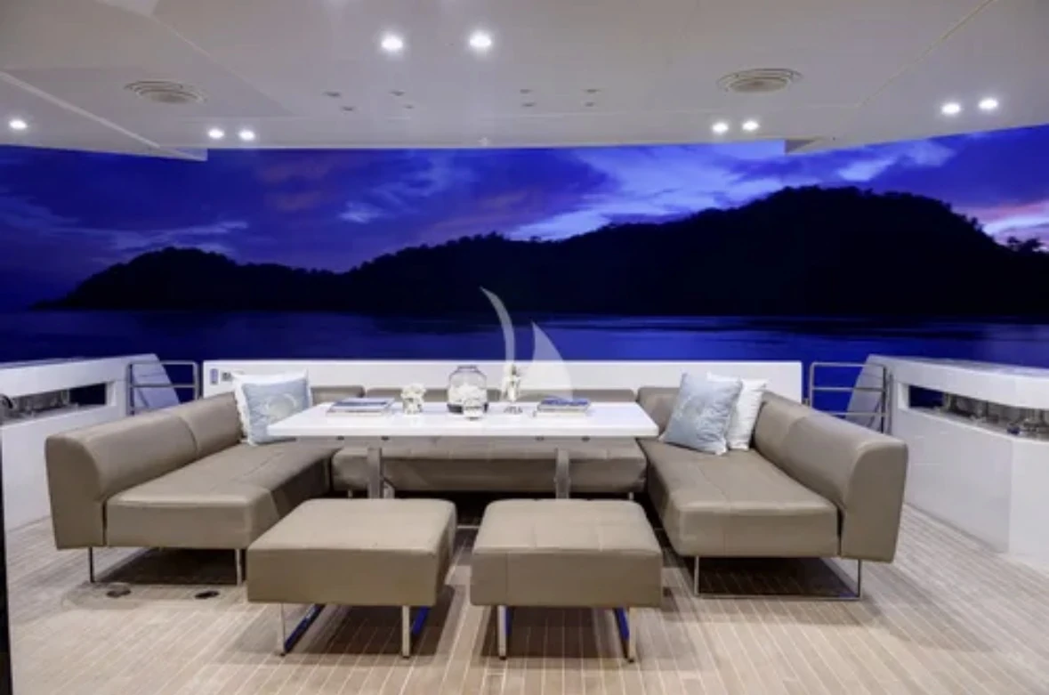 Extérieur de yacht contemporain adapté à une traversée Riviera