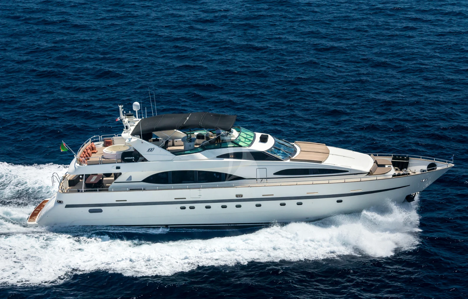 Yacht à moteur photographié en navigation au large