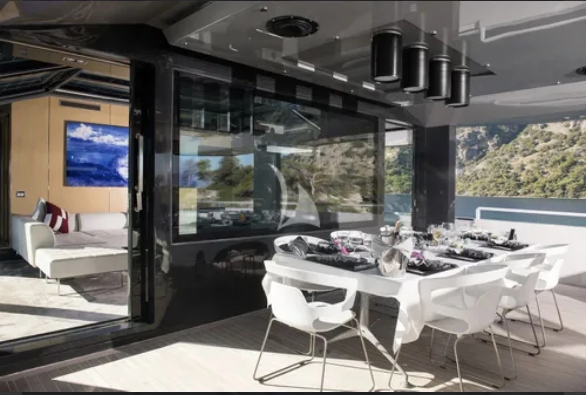 Extérieur de yacht préparé pour une journée aux îles de Lérins