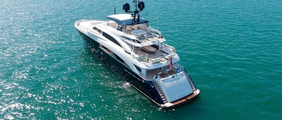 Yacht photographié en hauteur sur une eau méditerranéenne claire