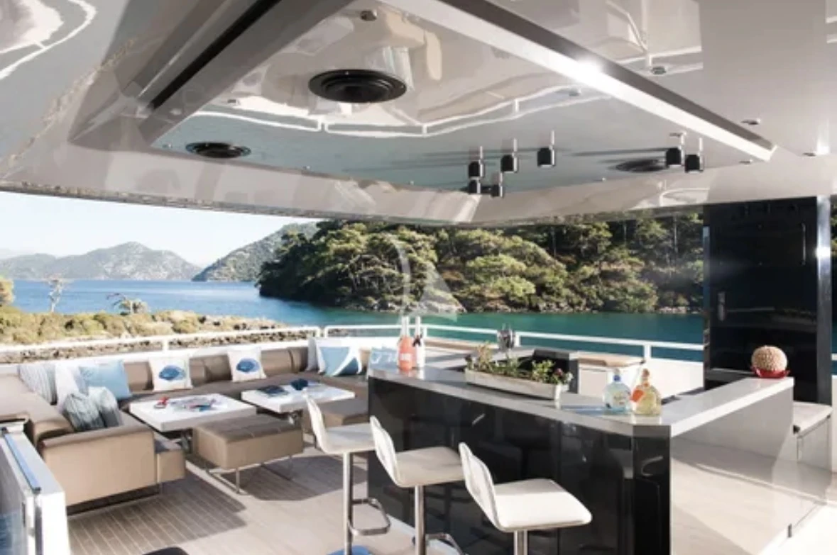 Pont extérieur de yacht préparé pour une croisière protégée
