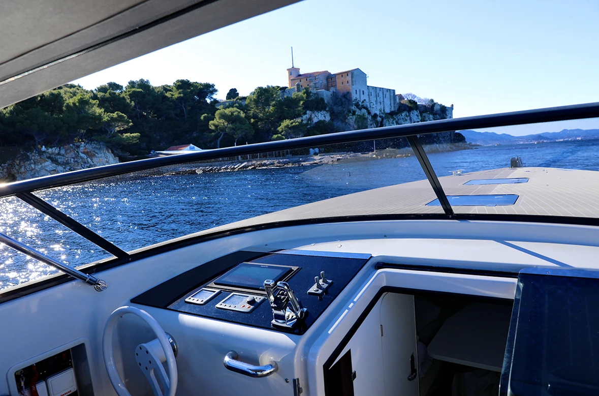 Vue depuis le poste de pilotage d’un yacht près du littoral cannois