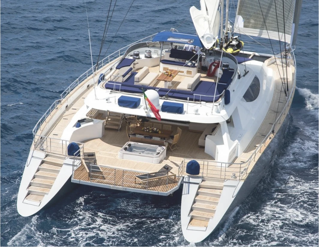 Pont arrière spacieux d’un catamaran conçu pour l’hospitalité à bord