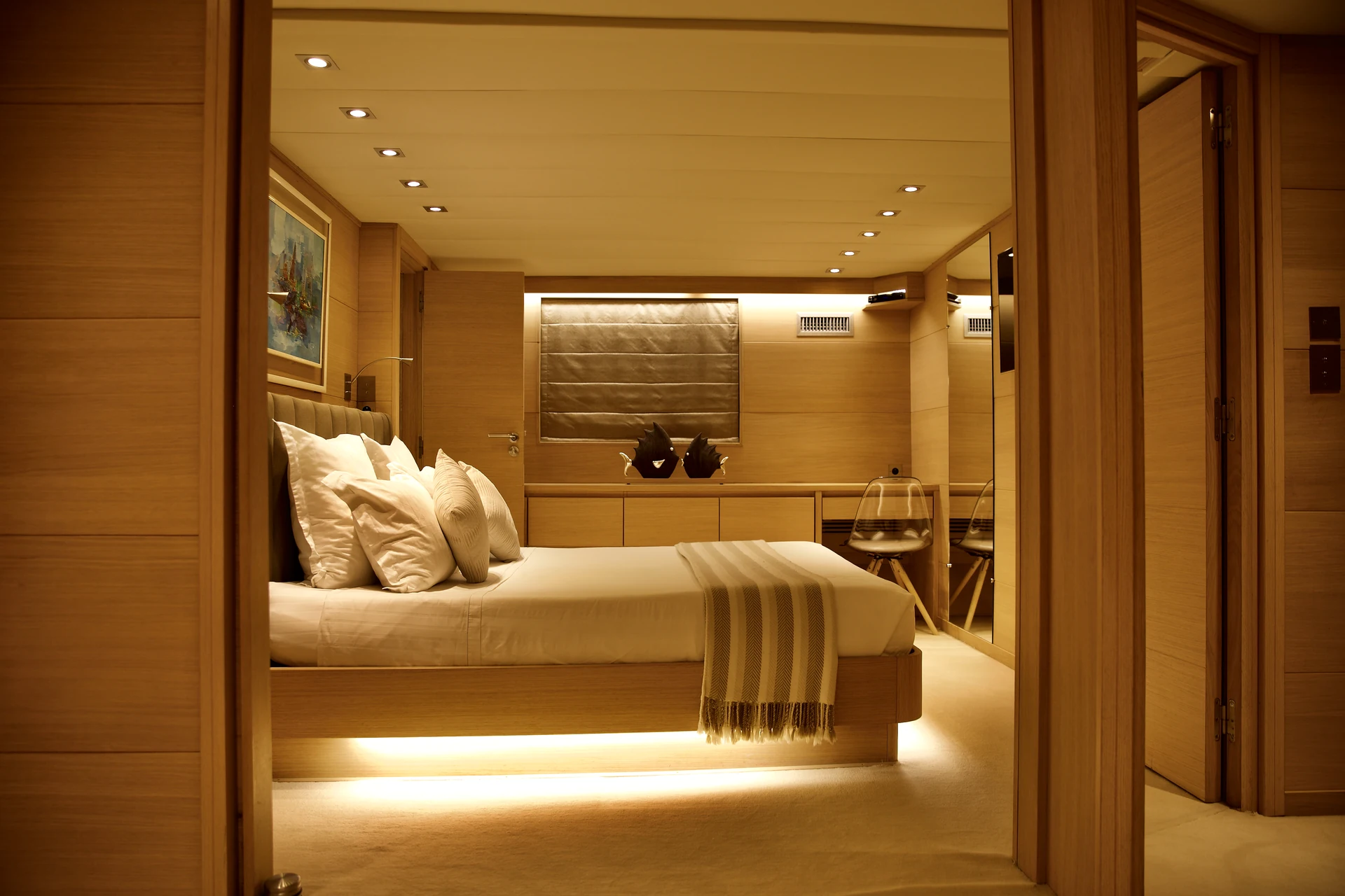 Second espace de repos de yacht aux boiseries éclairées