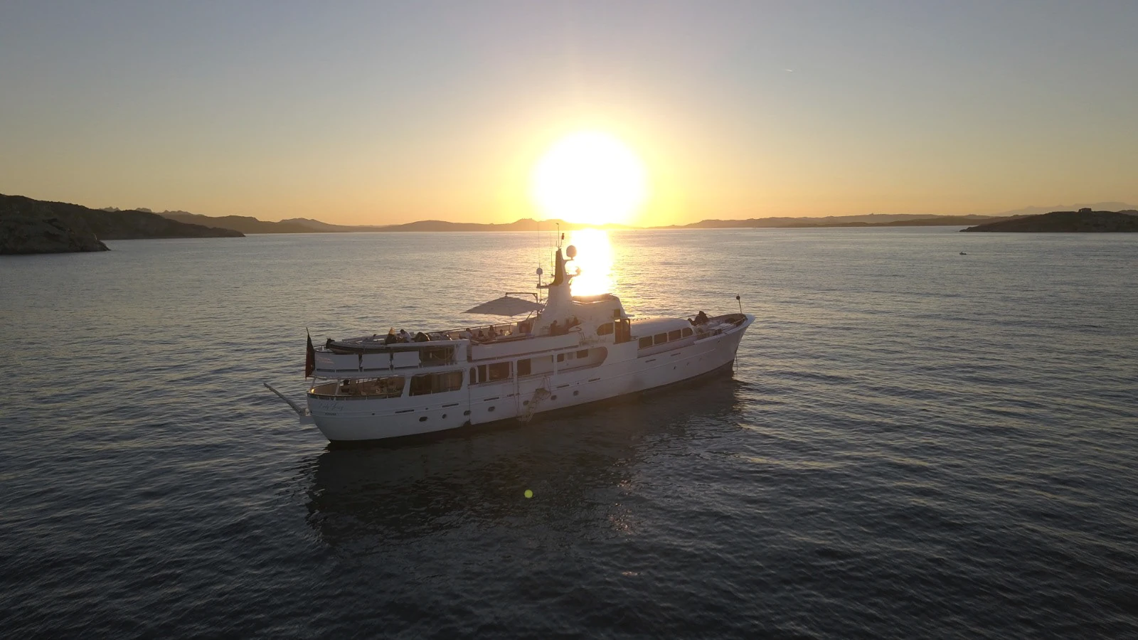 Yacht photographié sur l’eau dans la lumière du soir