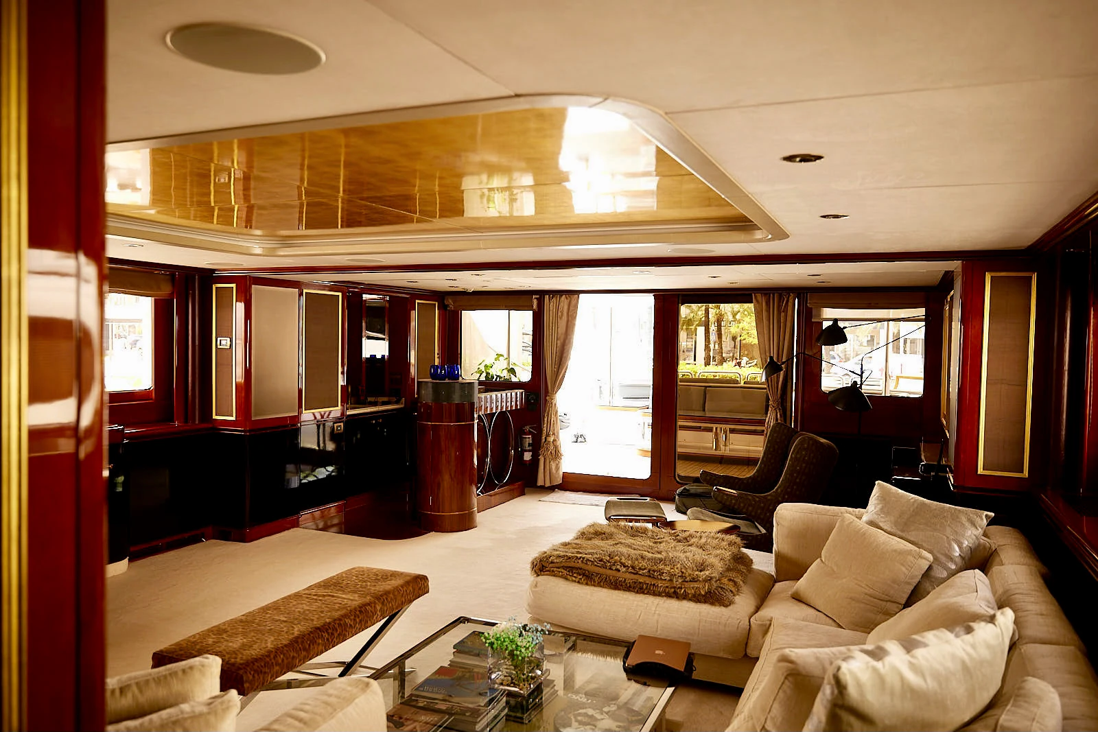 Salon de yacht aux canapés clairs et boiseries profondes