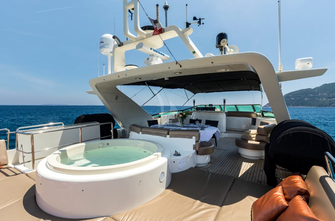 Pont supérieur de yacht avec espace circulaire et assises abritées