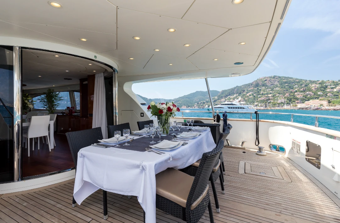 Table arrière dressée sous l’avancée abritée d’un yacht