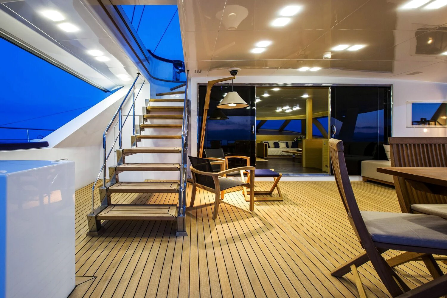 Covered aft deck with stairs, seating and a table
