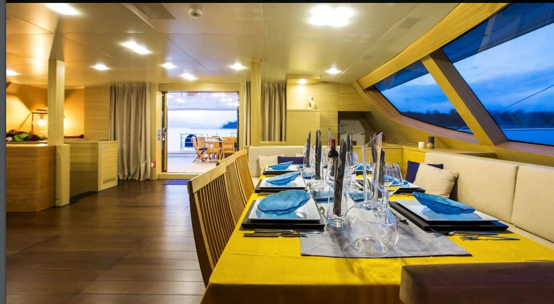 Table intérieure de yacht dressée près de l’ouverture vers le pont