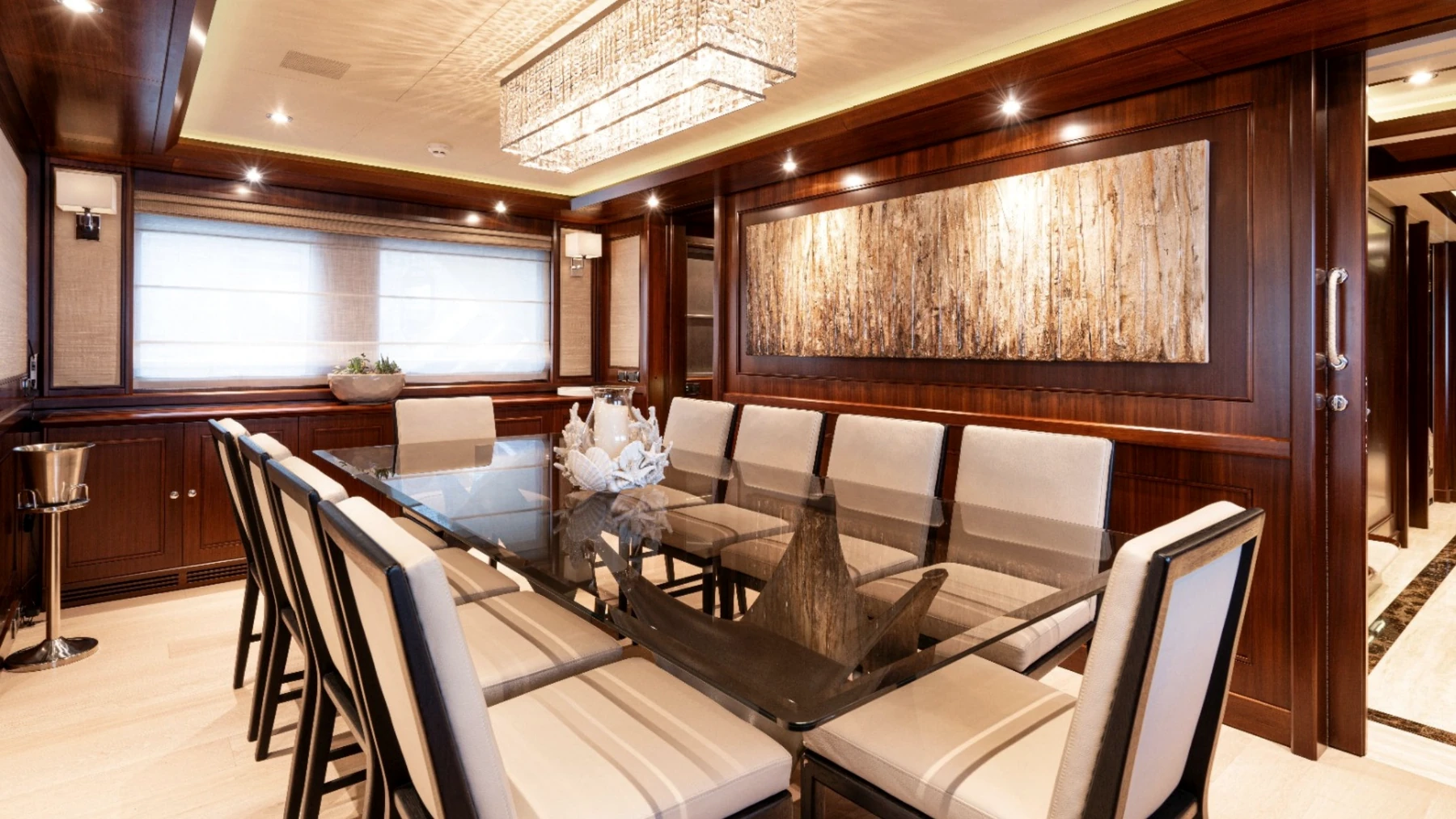 Salle à manger raffinée à bord d’un yacht privé