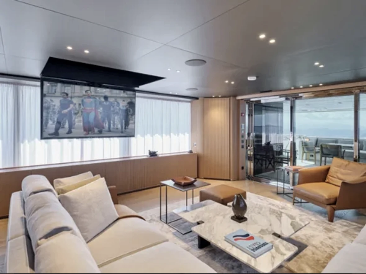 Le yacht devient une séquence du programme. — catégorie de yacht confidentielle illustrative