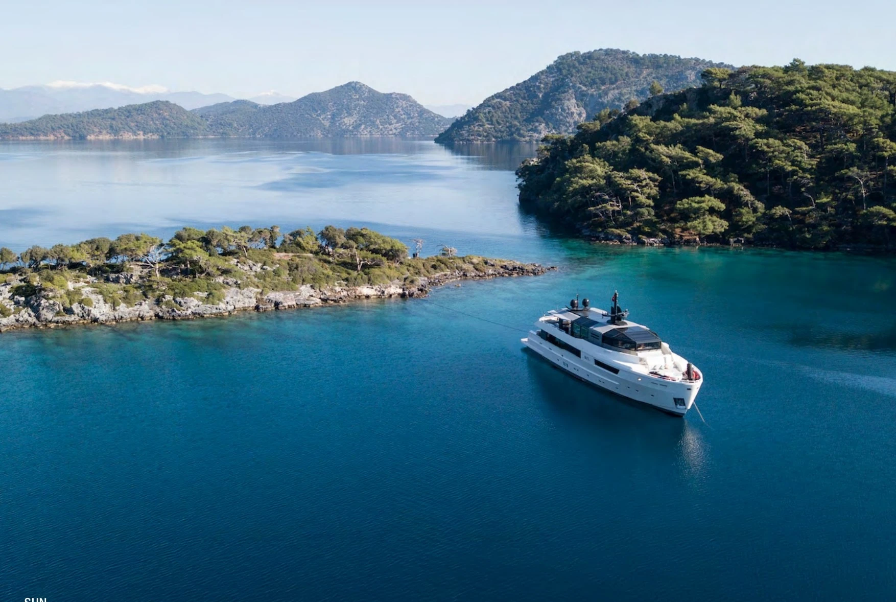 Yacht à moteur privé au mouillage dans les eaux claires des îles de Lérins